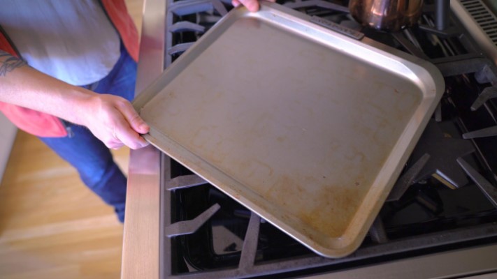 How to Clean Baking Sheets Without Hydrogen Peroxide